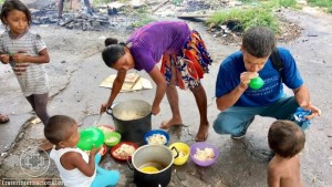 refugiada preparando comida na rua