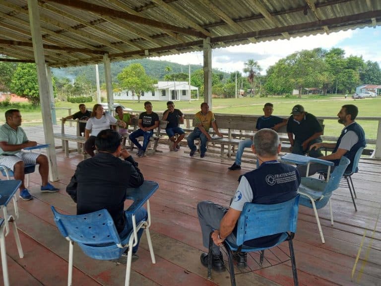 Servidores humanitários da Missão Roraima se reúnem com indígenas Taurepang